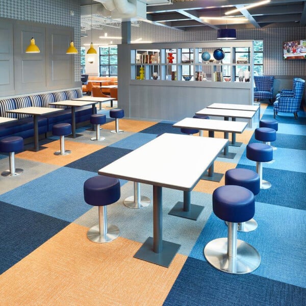 breakfast-area-at-livinn-hotel-south-burnsville