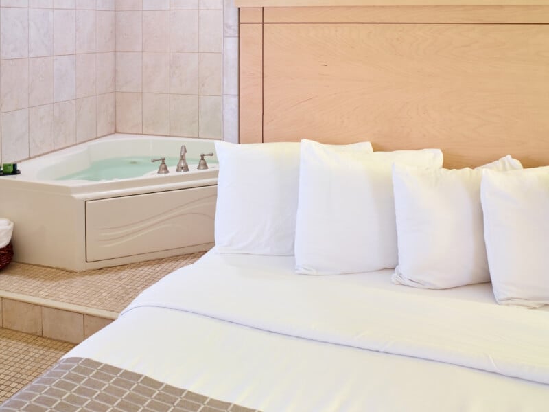 Jacuzzi Suite Non Smoking at LivINN Hotel,South Burnsville